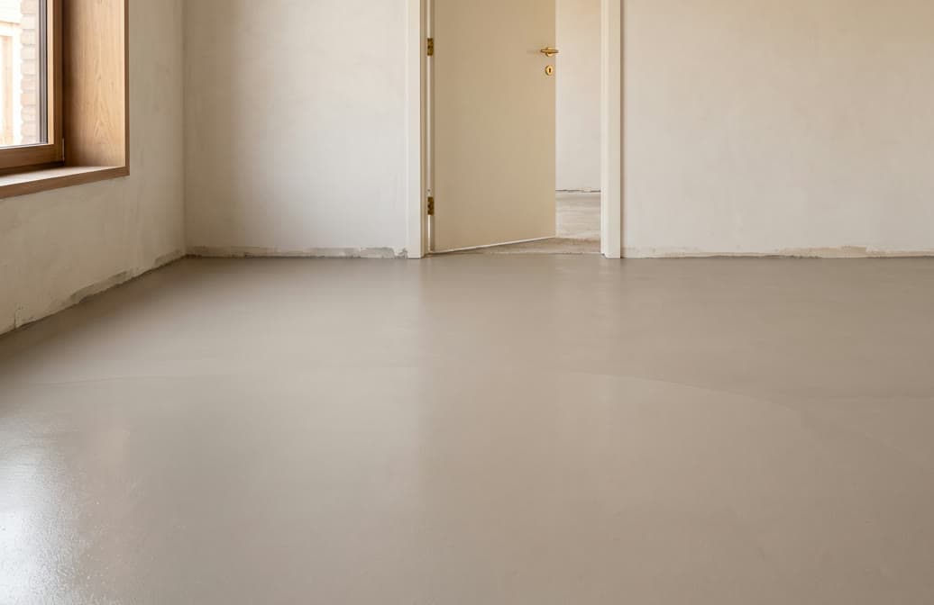Strak geëgaliseerde, egale ondergrond klaar om een vloer op te leggen